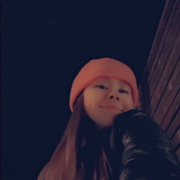 Meet your Posher, Lara - Picture 1 of 1